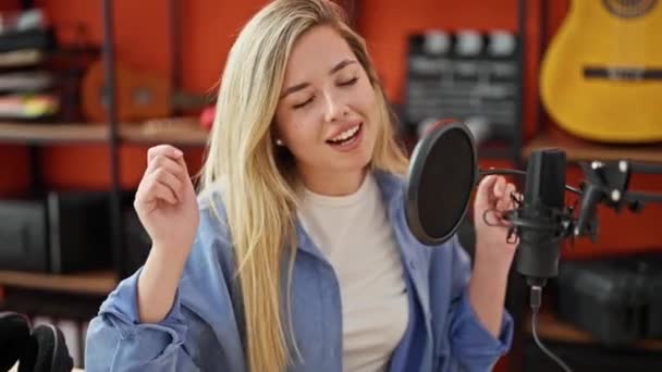 Joven Mujer Rubia Músico Sonriendo Con Confianza Cantando Canción Estudio — Vídeos de Stock