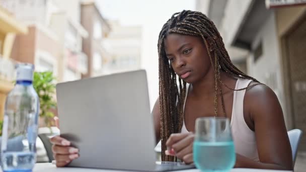 Afrikansk Amerikansk Kvinna Använder Laptop Sitter Bordet Leende Kafé Terrass — Stockvideo
