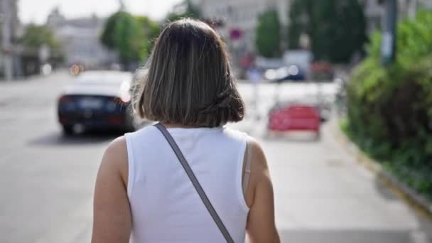 Joven Mujer Hispana Hermosa Caminando Por Las Calles Viena — Vídeo de stock