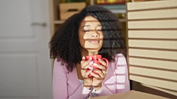 Afro Amerikalı Kadın Yeni Evinde Kahve Içiyor — Stok video