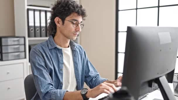 Νέοι Ισπανοί Εργαζόμενοι Επιχείρηση Άνθρωπος Χρησιμοποιώντας Υπολογιστή Κοιτάζοντας Ρολόι Στο — Αρχείο Βίντεο