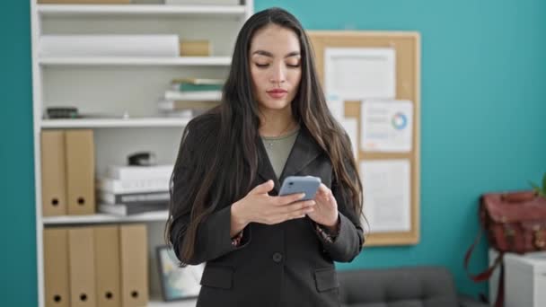 Joven Hermosa Mujer Hispana Trabajadora Negocios Usando Smartphone Haciendo Gesto — Vídeos de Stock