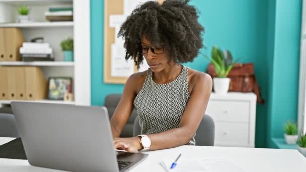 Αφρο Αμερικανίδα Επιχειρηματίας Χρησιμοποιώντας Laptop Σκέψης Στο Γραφείο — Αρχείο Βίντεο