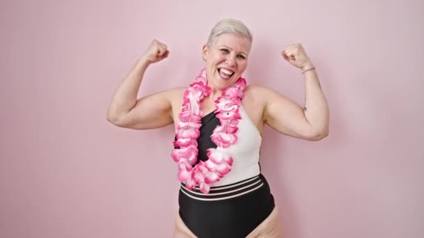 Středního Věku Šedovlasá Žena Turista Sobě Plavky Hawaiian Lei Vítězným — Stock video
