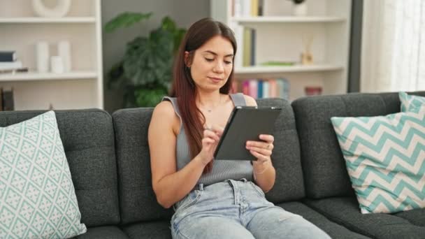 Jovem Bela Mulher Hispânica Usando Touchpad Sentado Sofá Casa — Vídeo de Stock