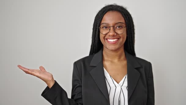 Afro Americana Mulher Empresária Apresentando Sobre Isolado Branco Fundo — Vídeo de Stock