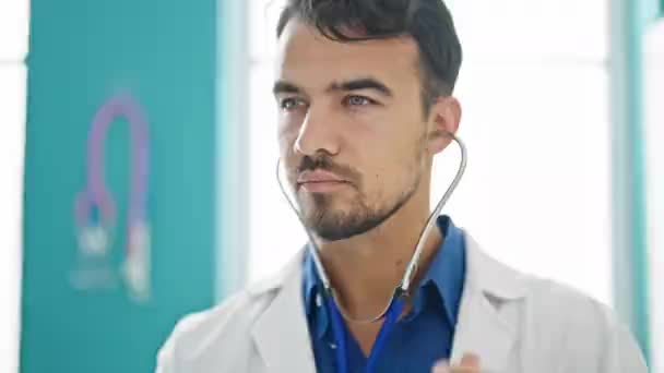 Молодий Іспаномовний Лікар Який Вивчає Стетоскоп Клініці — стокове відео