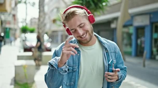 Ung Kaukasisk Man Lyssnar Musik Och Dans Gatan — Stockvideo