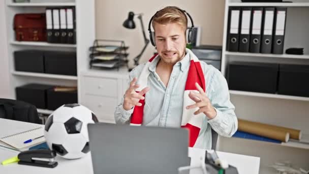 Молодий Білий Чоловік Бізнесмен Дивиться Футбольну Гру Жестом Переможця Офісі — стокове відео