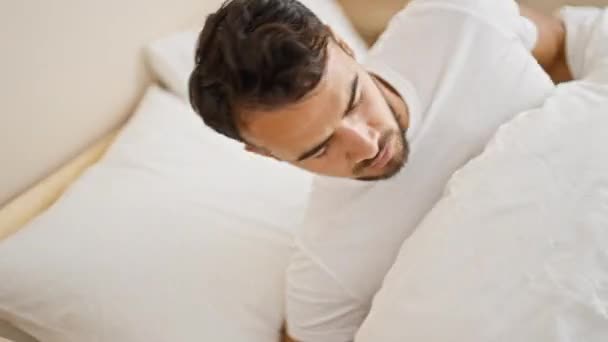Genç Spanyol Adam Yatak Odasında Uyuyakalmış — Stok video