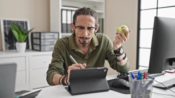 Trabajador Negocios Hispano Joven Escribiendo Touchpad Comiendo Manzana Oficina — Vídeos de Stock