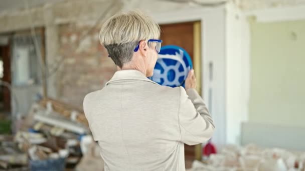Mulher Loira Meia Idade Arquiteta Para Trás Usando Chapéu Duro — Vídeo de Stock