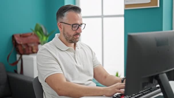 Hombre Pelo Gris Trabajador Negocios Usando Computadora Mirando Reloj Celebrando — Vídeos de Stock