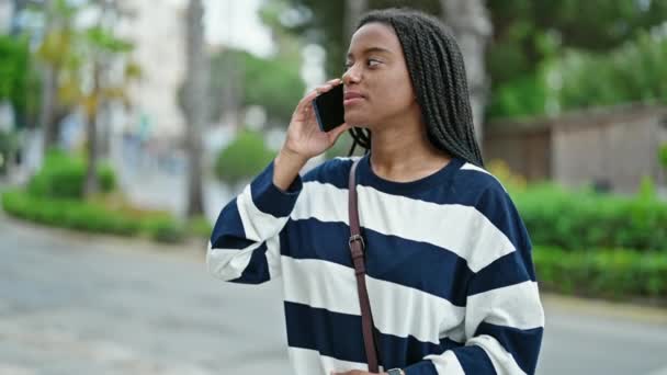 Mujer Afroamericana Hablando Teléfono Inteligente Mirando Reloj Parque — Vídeos de Stock