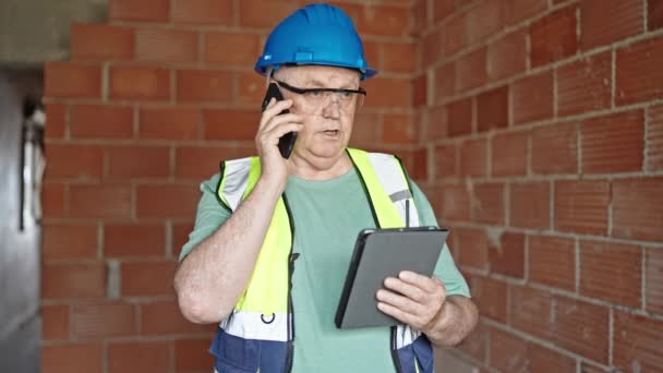 Constructor Hombre Pelo Gris Mediana Edad Hablando Teléfono Inteligente Utilizando — Vídeos de Stock