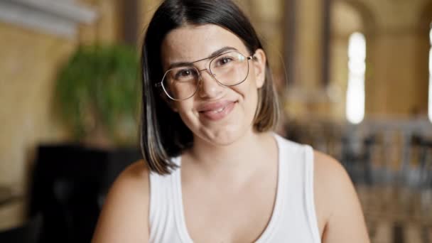 Joven Mujer Hispana Hermosa Con Gafas Sonriendo Feliz Sentado Mesa — Vídeos de Stock