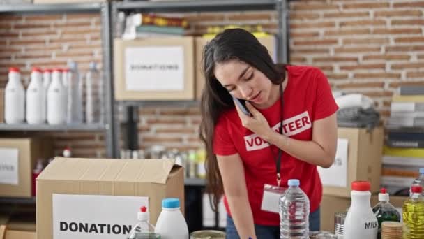 Jovem Bela Mulher Hispânica Voluntária Falando Smartphone Tomando Notas Centro — Vídeo de Stock
