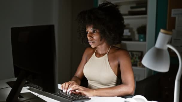 Αφρο Αμερικανίδα Επιχειρηματίας Χρησιμοποιώντας Υπολογιστή Τόνισε Στο Γραφείο — Αρχείο Βίντεο