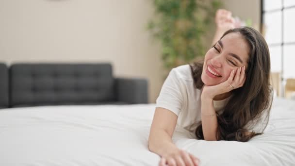 Genç Güzel Spanyol Bir Kadın Yatakta Kendinden Emin Bir Şekilde — Stok video