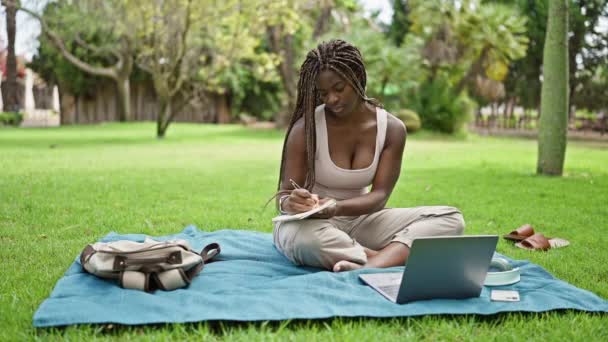 在大学校园里 非洲裔美国女学生正在笔记关闭笔记本电脑 — 图库视频影像