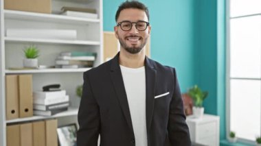 Genç Arap iş adamı ofiste baş parmak hareketi yapıyor.