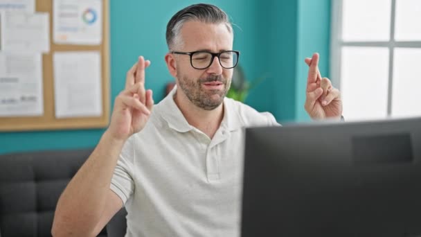Trabajador Negocios Hombre Pelo Gris Usando Computadora Cruzando Dedos Celebrando — Vídeos de Stock