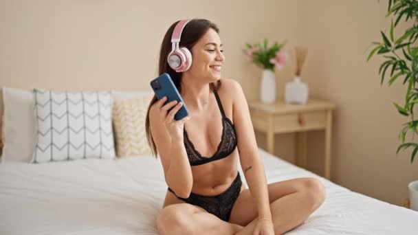 Joven Mujer Hispana Hermosa Usando Lencería Escuchando Música Bailando Dormitorio — Vídeo de stock