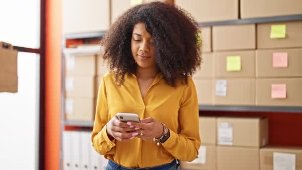 African American Woman Ecommerce Business Worker Using Smartphone Celebrating Office — Stock Video