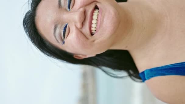 Νεαρή Κινέζα Τουρίστρια Χαμογελά Αυτοπεποίθηση Φορώντας Μπικίνι Στην Παραλία — Αρχείο Βίντεο