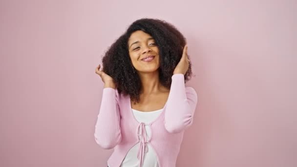 Afro Amerikalı Kadın Gülümsüyor Kendine Güveni Tam Saçlarını Tarıyor — Stok video