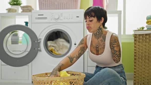 Spanierin Mit Amputiertem Arm Beim Waschen Von Kleidung Sitzt Müde — Stockvideo