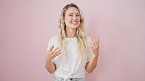 Joven Mujer Rubia Sonriendo Confiado Hablando Sobre Fondo Rosa Aislado — Vídeos de Stock