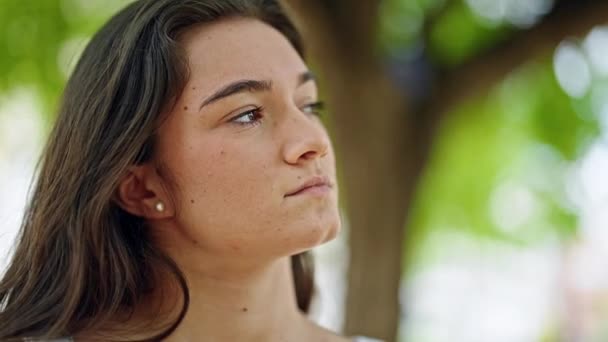 Genç Güzel Spanyol Kadın Gülümsüyor Parkta Nefes Alıyor — Stok video