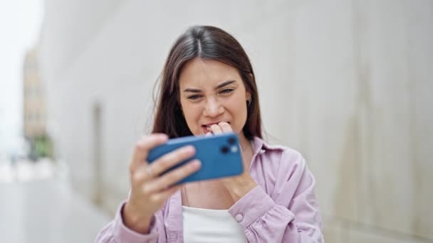 Jovem Bela Mulher Hispânica Sorrindo Confiante Assistindo Vídeo Smartphone Celebrando — Vídeo de Stock