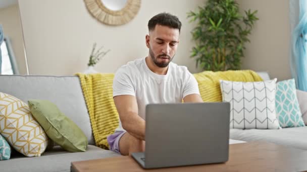 Jonge Arabier Man Met Laptop Bekleding Gezicht Met Kussen Thuis — Stockvideo