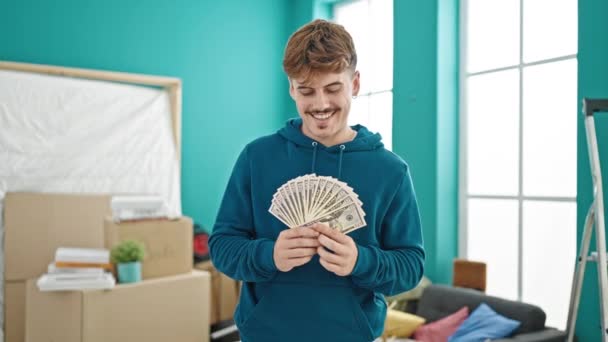 Joven Hombre Hispano Sonriendo Confiado Sosteniendo Dinero Nuevo Hogar — Vídeo de stock