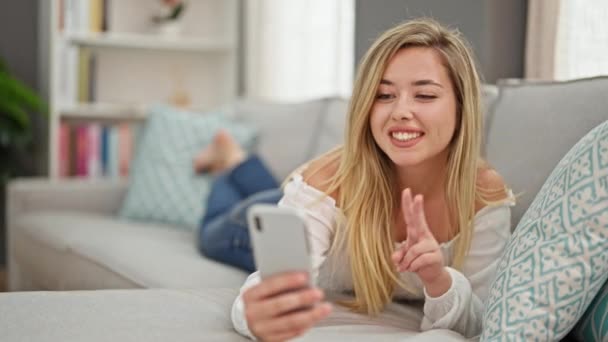 Jeune Femme Blonde Prenant Des Photos Selfie Avec Smartphone Couché — Video