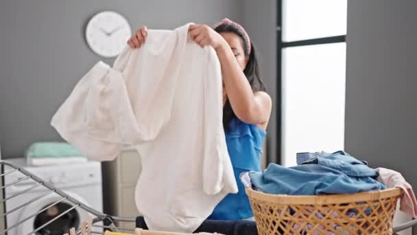 Młoda Chinka Pachnąca Czystym Ręcznikiem Stojąca Przy Sznurze Ubrań Uśmiechnięta — Wideo stockowe