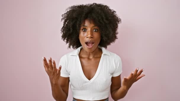 Mujer Afroamericana Pie Con Expresión Sorpresa Cubriendo Boca Con Las — Vídeo de stock