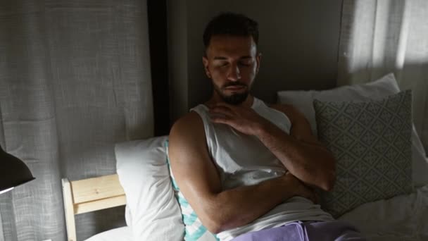 Hombre Árabe Joven Estresado Sentado Cama Dormitorio — Vídeo de stock