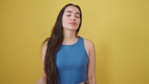 Joven Mujer Hispana Hermosa Señalando Hacia Lado Sobre Fondo Amarillo — Vídeo de stock