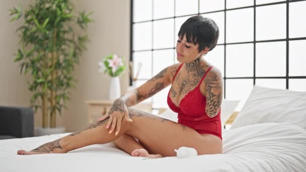Hispánská Žena Amputovaným Ramenem Sobě Spodní Prádlo Nanášení Krém Nohu — Stock video