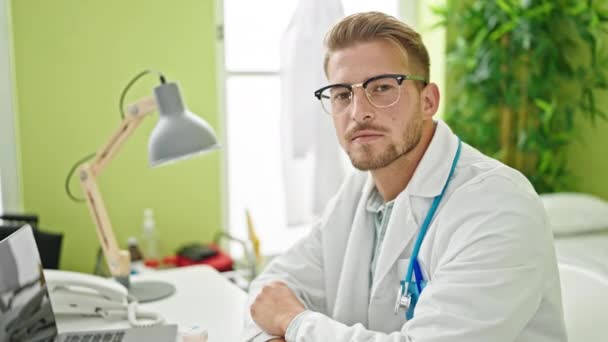 Jovem Caucasiano Homem Médico Usando Laptop Trabalhando Clinicc — Vídeo de Stock