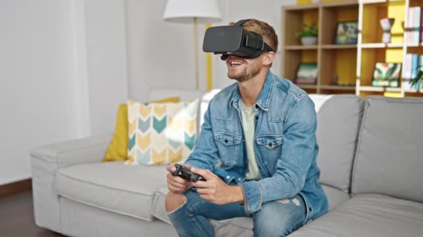 Giovane Uomo Caucasico Giocare Videogioco Utilizzando Occhiali Realtà Virtuale Joystick — Video Stock