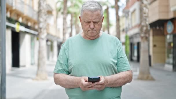 Orta Yaşlı Kır Saçlı Sokakta Gülümseyen Akıllı Telefon Kullanan Bir — Stok video