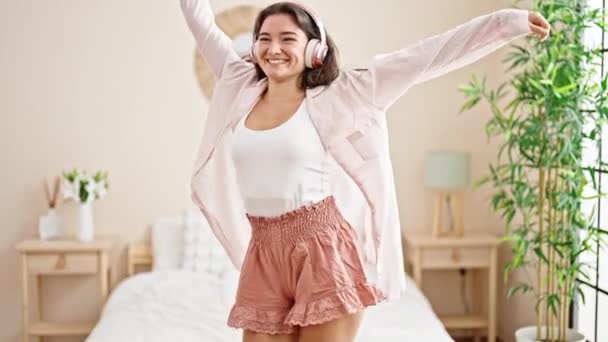 Joven Hermosa Mujer Hispana Sonriendo Confiada Bailando Cama Dormitorio — Vídeos de Stock