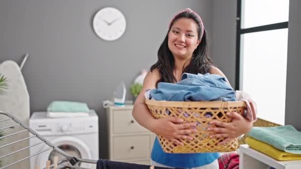 Mladá Číňanka Usmívá Sebevědomě Drží Koš Oblečením Prádelně — Stock video