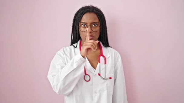 アフリカ系アメリカ人女性医師 孤立したピンクの背景に沈黙を求める — ストック動画