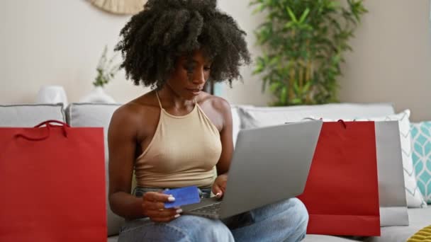 Afroamerikanerin Mit Laptop Und Kreditkarte Hause Einkaufen — Stockvideo