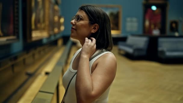 Jovem Bela Mulher Hispânica Visitando Galeria Arte Museu Arte Viena — Vídeo de Stock